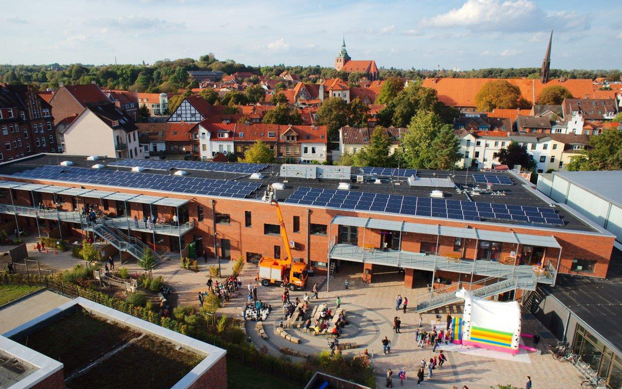 Blick auf die 59,3 kWp-Anlage auf der St. Ursula-Schule in Lüneburg